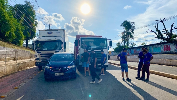 Acidente entre dois caminhões e carro de passeio causa congestionamento na Avenida Ceará, em Rio Branco